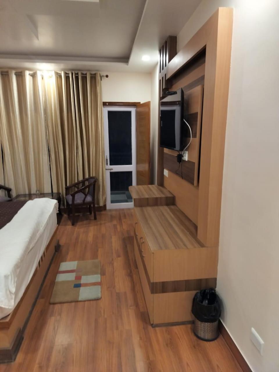 Summer Hill Resort Chail ภายนอก รูปภาพ